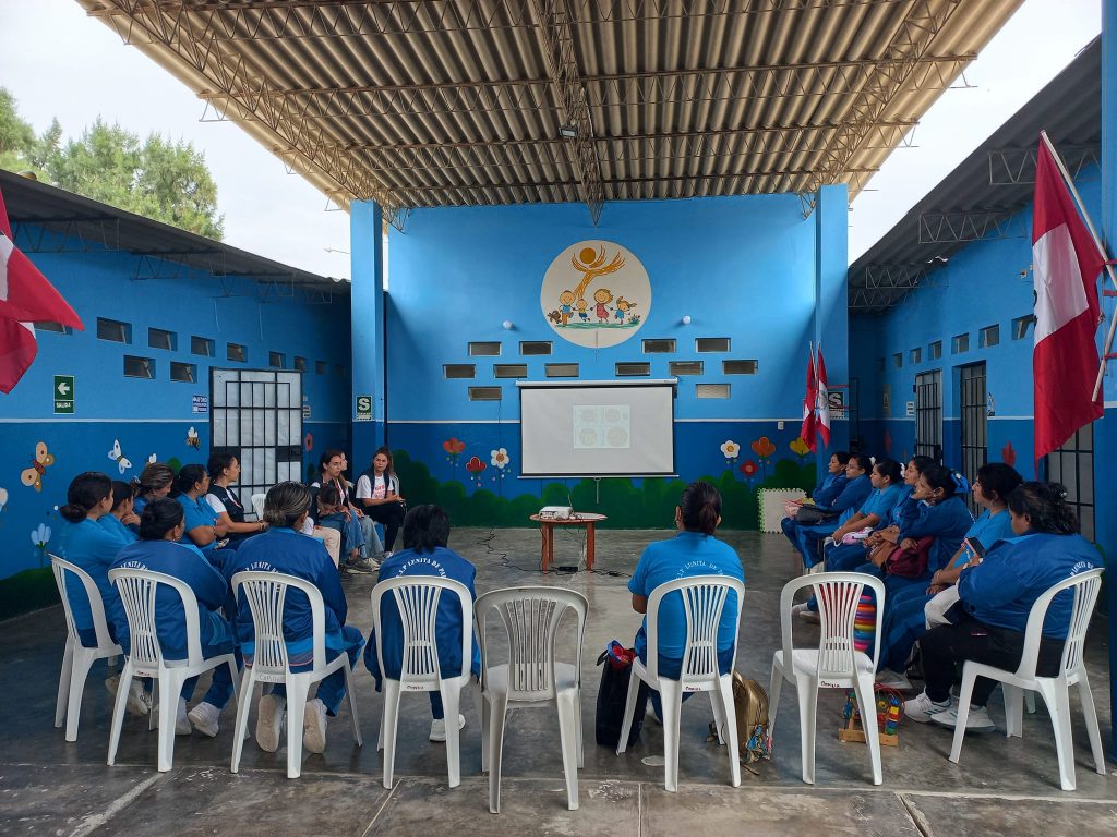 las voluntarias de la UMA capacitan a las docentes de Lunita de Paita.